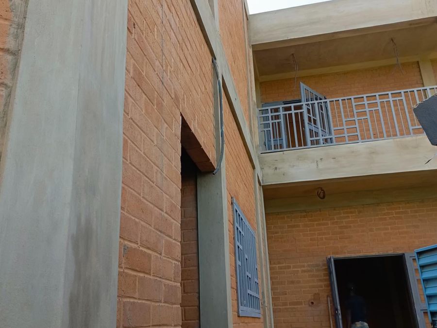 Immeuble R+1 en briques de terre — photo 4